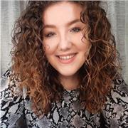 Ragazza diplomata impartisce ripetizioni per bambini di scuole elementari